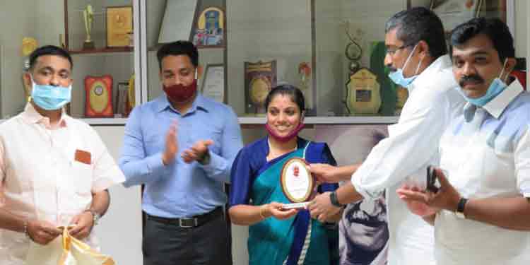 സുപ്രിയ സുരേഷിനെ കെ.എം.മാണി കാരുണ്യ സ്പർശം അവാർഡ് നൽകി ആദരിച്ചു സുപ്രിയ സുരേഷിനെ കെ.എം.മാണി കാരുണ്യ സ്പർശം അവാർഡ് നൽകി ആദരിച്ചു