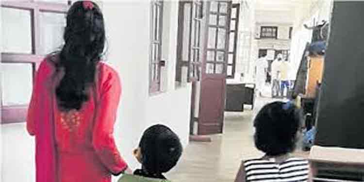 വീട്ടുകാര് കൈവിട്ടു ; ക്വാറന്റീന് കഴിഞ്ഞെത്തിയവർക്ക് കോവിഡ് സംരക്ഷണ കേന്ദ്രത്തില് അഭയം വീട്ടുകാര് കൈവിട്ടു ; ക്വാറന്റീന് കഴിഞ്ഞെത്തിയവർക്ക് കോവിഡ് സംരക്ഷണ കേന്ദ്രത്തില് അഭയം