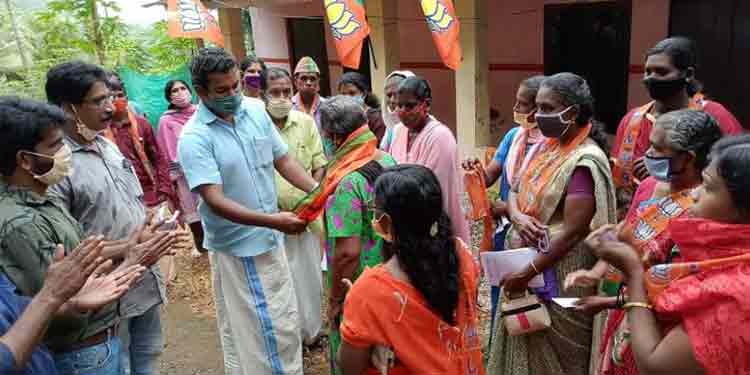 ചിറ്റാറിലെ സി.പി.എം, കോണ്ഗ്രസ് പ്രവര്ത്തകര് ബി.ജെ.പിയിലേക്ക് ചിറ്റാറിലെ സി.പി.എം, കോണ്ഗ്രസ് പ്രവര്ത്തകര് ബി.ജെ.പിയിലേക്ക്