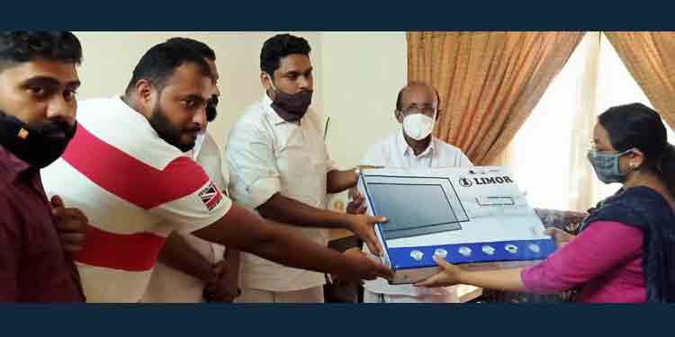 ടിവി ഇല്ലാത്തതിനെ തുടർന്ന് ഓൺലൈൻ പഠനം മുടങ്ങിയ വിദ്യാർത്ഥിക്ക് കൈത്താങ്ങായി രാജീവ് യൂത്ത് ഫൗണ്ടേഷൻ ടിവി ഇല്ലാത്തതിനെ തുടർന്ന് ഓൺലൈൻ പഠനം മുടങ്ങിയ വിദ്യാർത്ഥിക്ക് കൈത്താങ്ങായി രാജീവ് യൂത്ത് ഫൗണ്ടേഷൻ