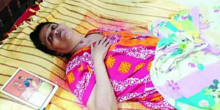 എട്ടുവര്ഷമായി തളര്ന്നുകിടക്കുന്ന ഇലന്തൂര് മുന് വില്ലേജ് ഓഫീസര്ക്കു ജപ്തിഭീഷണി ; ശമ്പളം നല്കുന്നതു സര്ക്കാര് നിര്ത്തി ; യൂണിയന്കാര് തിരിഞ്ഞു നോക്കുന്നില്ല എട്ടുവര്ഷമായി തളര്ന്നുകിടക്കുന്ന ഇലന്തൂര് മുന് വില്ലേജ് ഓഫീസര്ക്കു ജപ്തിഭീഷണി ; ശമ്പളം നല്കുന്നതു സര്ക്കാര് നിര്ത്തി ; യൂണിയന്കാര് തിരിഞ്ഞു നോക്കുന്നില്ല