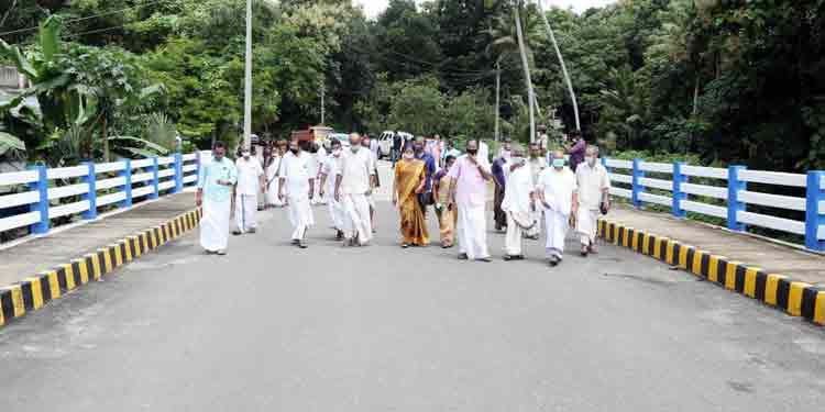 കാവനാല്കടവ് പാലം മന്ത്രി ജി.സുധാകരന് ഉദ്ഘാടനം ചെയ്തു കാവനാല്കടവ് പാലം മന്ത്രി ജി.സുധാകരന് ഉദ്ഘാടനം ചെയ്തു