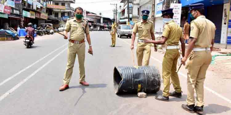 രോഗികളുടെ എണ്ണം കൂടിയാല് എറണാകുളം ജില്ലയില് ട്രിപ്പിള് ലോക്ഡൗണ് പ്രഖ്യാപിക്കുമെന്ന് അധികൃതര് രോഗികളുടെ എണ്ണം കൂടിയാല് എറണാകുളം ജില്ലയില് ട്രിപ്പിള് ലോക്ഡൗണ് പ്രഖ്യാപിക്കുമെന്ന് അധികൃതര്