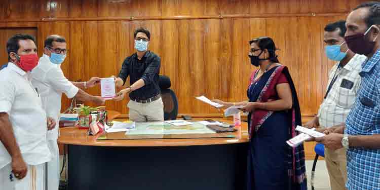 ബ്രേയ്ക്ക് ദി ചെയിന് : പത്തനംതിട്ട നഗരത്തിലെ ഓട്ടോറിക്ഷ ഡ്രൈവര്മാര്ക്കും വ്യാപാരികള്ക്കും ഡയറി ബ്രേയ്ക്ക് ദി ചെയിന് : പത്തനംതിട്ട നഗരത്തിലെ ഓട്ടോറിക്ഷ ഡ്രൈവര്മാര്ക്കും വ്യാപാരികള്ക്കും ഡയറി