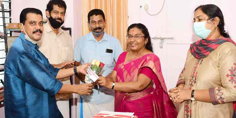 ജില്ലയിലെ കൊവിഡ് പ്രതിരോധസേനയുടെ ക്യാപ്റ്റന്മാരായ ഡോ. എ.എൽ ഷീജക്കും ഡോ.നന്ദിനിക്കും പൂച്ചെണ്ടുമായി ജനതാദള് (എസ്) ജില്ലയിലെ കൊവിഡ് പ്രതിരോധസേനയുടെ ക്യാപ്റ്റന്മാരായ ഡോ. എ.എൽ ഷീജക്കും ഡോ.നന്ദിനിക്കും പൂച്ചെണ്ടുമായി ജനതാദള് (എസ്)