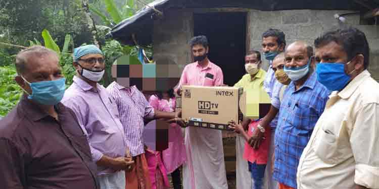 സീതത്തോട്ടിലെ വിദ്യാര്ത്ഥികള്ക്ക് എല്.ഇ.ഡി ടി.വിയും ഡി.റ്റി.എച്ച് കണക്ഷനും നല്കി യുവമോര്ച്ച സീതത്തോട്ടിലെ വിദ്യാര്ത്ഥികള്ക്ക് എല്.ഇ.ഡി ടി.വിയും ഡി.റ്റി.എച്ച് കണക്ഷനും നല്കി യുവമോര്ച്ച