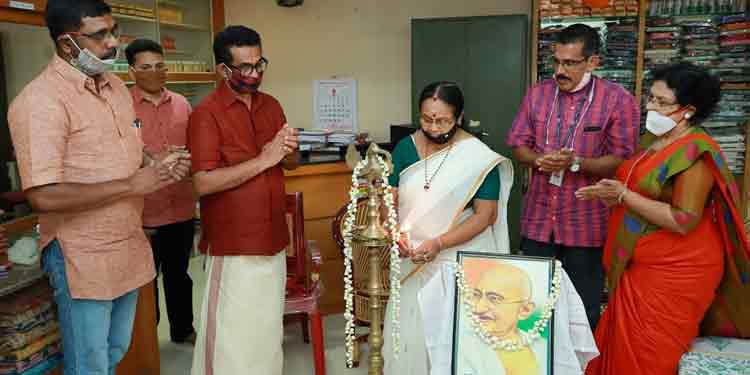 ഓണം-ബക്രീദ് ഖാദിമേളയ്ക്ക് പത്തനംതിട്ട ജില്ലയില് തുടക്കം ഓണം-ബക്രീദ് ഖാദിമേളയ്ക്ക് പത്തനംതിട്ട ജില്ലയില് തുടക്കം
