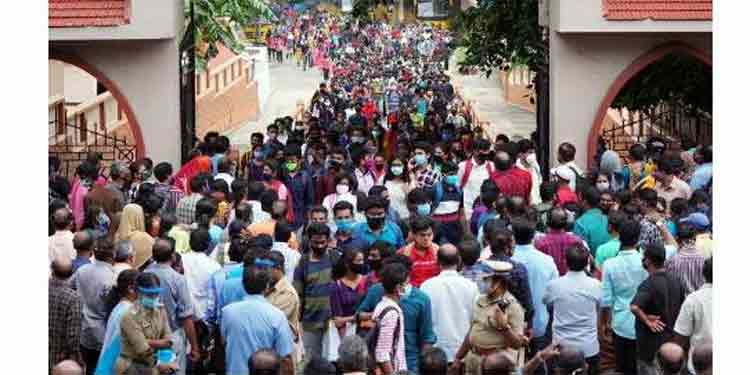 തിരുവനന്തപുരത്ത് പരീക്ഷാ കേന്ദ്രത്തിലെ തിരക്ക് : കണ്ടാലറിയുന്ന 600 പേര്ക്കെതിരെ കേസെടുത്തു തിരുവനന്തപുരത്ത് പരീക്ഷാ കേന്ദ്രത്തിലെ തിരക്ക് : കണ്ടാലറിയുന്ന 600 പേര്ക്കെതിരെ കേസെടുത്തു