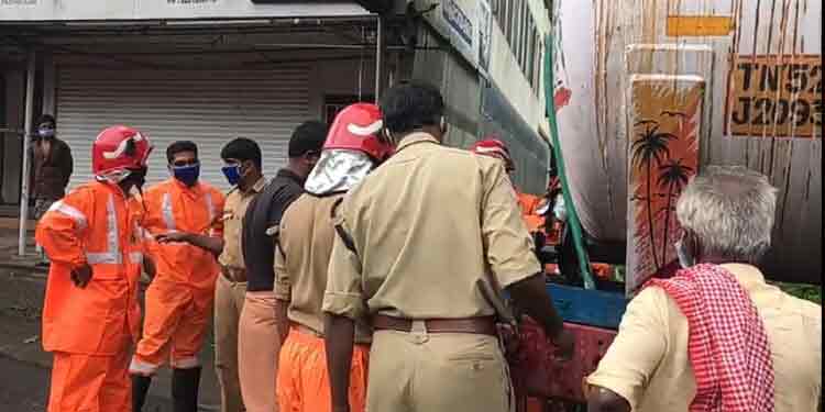 അടൂരിൽ ടാങ്കർ ലോറിയിൽ നിന്ന് ആസിഡ് ചോർച്ച ; ഒഴിവായത് വൻ ദുരന്തം അടൂരിൽ ടാങ്കർ ലോറിയിൽ നിന്ന് ആസിഡ് ചോർച്ച ; ഒഴിവായത് വൻ ദുരന്തം