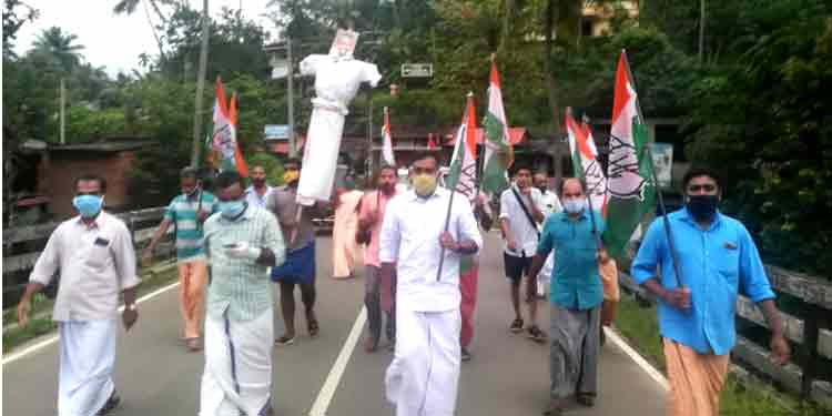 സീതത്തോട്ടിൽ പിണറായി വിജയന്റെ കോലം കത്തിച്ച് കോൺഗ്രസ് പ്രവർത്തകർ പ്രതിഷേധിച്ചു സീതത്തോട്ടിൽ പിണറായി വിജയന്റെ കോലം കത്തിച്ച് കോൺഗ്രസ് പ്രവർത്തകർ പ്രതിഷേധിച്ചു