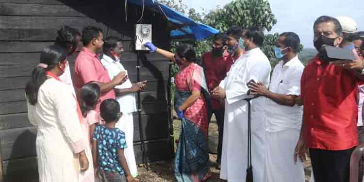 സര്ക്കാരും മലര്വാടി ഗ്രന്ഥശാലയും കൈകോര്ത്തു ; ചാക്കോയ്ക്കും കുടുംബത്തിനും വെളിച്ചമായി സര്ക്കാരും മലര്വാടി ഗ്രന്ഥശാലയും കൈകോര്ത്തു ; ചാക്കോയ്ക്കും കുടുംബത്തിനും വെളിച്ചമായി