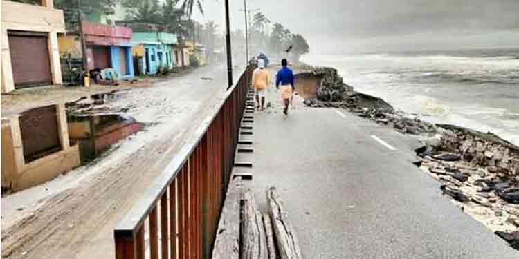 ശംഖുമുഖത്ത് വൻ കടലേറ്റം ; നിരവധി വീടുകള് അപകടഭീതിയിൽ ശംഖുമുഖത്ത് വൻ കടലേറ്റം ; നിരവധി വീടുകള് അപകടഭീതിയിൽ