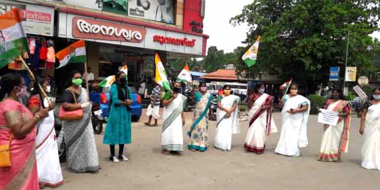 മുഖ്യമന്ത്രിയുടെ രാജി ആവശ്യപ്പെട്ട് മഹിളാ കോൺഗ്രസ്സ് പ്രതിഷേധം മുഖ്യമന്ത്രിയുടെ രാജി ആവശ്യപ്പെട്ട് മഹിളാ കോൺഗ്രസ്സ് പ്രതിഷേധം