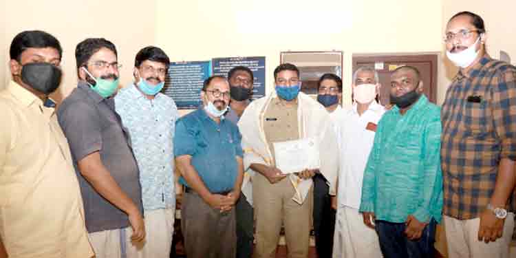 പന്തളം പോലീസ് സ്റ്റേഷൻ ഹൗസ് ഓഫീസർ എസ്സ് ശ്രീകുമാറിനെ റോട്ടറി ക്ലബ് ഓഫ് കുളനട ആദരിച്ചു പന്തളം പോലീസ് സ്റ്റേഷൻ ഹൗസ് ഓഫീസർ എസ്സ് ശ്രീകുമാറിനെ റോട്ടറി ക്ലബ് ഓഫ് കുളനട ആദരിച്ചു