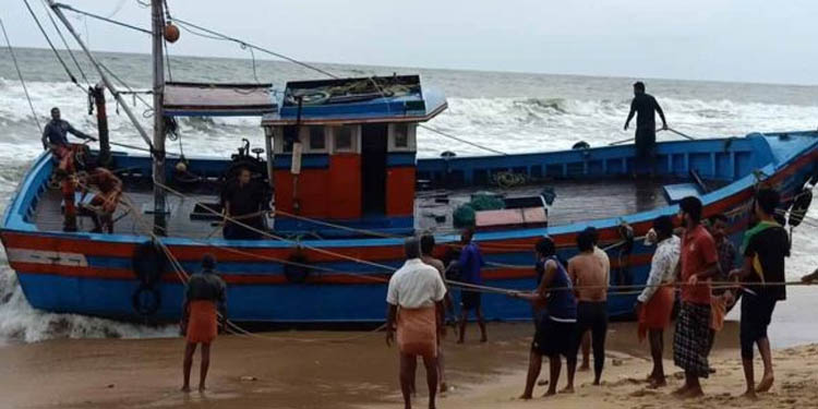 മത്സ്യ ബന്ധനത്തിടെ ശക്തമായ തിരമാലയില്പെട്ട് ബോട്ട് കരയിലേക്കു ഇടിച്ചു കയറി മത്സ്യ ബന്ധനത്തിടെ ശക്തമായ തിരമാലയില്പെട്ട് ബോട്ട് കരയിലേക്കു ഇടിച്ചു കയറി