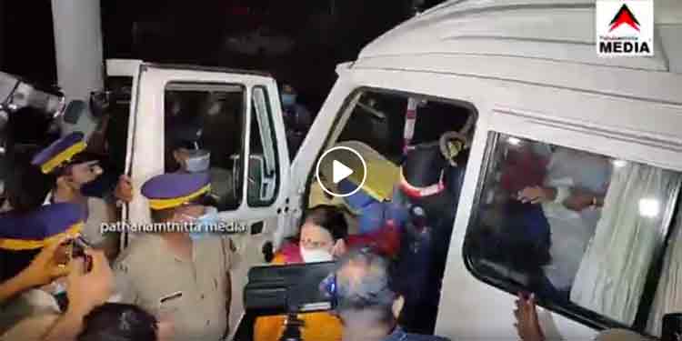 പോപ്പുലർ ഫിനാൻസ് തട്ടിപ്പ് : ഉടമകൾ പത്തനംതിട്ട എസ്. പി ഓഫിസിൽ കീഴടങ്ങി പോപ്പുലർ ഫിനാൻസ് തട്ടിപ്പ് : ഉടമകൾ പത്തനംതിട്ട എസ്. പി ഓഫിസിൽ കീഴടങ്ങി