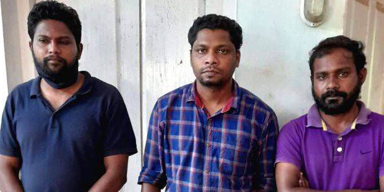 ചെക്ക്പോസ്റ്റ് ഇടിച്ചുതകര്ത്ത് പൊന്മുടി ടൂറിസ്റ്റ് കേന്ദ്രത്തിലേക്ക് കടക്കാന് ശ്രമിച്ച മൂന്നുപേരെ പോലീസ് അറസ്റ്റു ചെയ്തു ചെക്ക്പോസ്റ്റ് ഇടിച്ചുതകര്ത്ത് പൊന്മുടി ടൂറിസ്റ്റ് കേന്ദ്രത്തിലേക്ക് കടക്കാന് ശ്രമിച്ച മൂന്നുപേരെ പോലീസ് അറസ്റ്റു ചെയ്തു