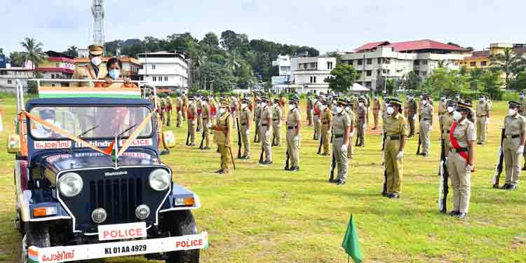 കോവിഡ് മാനദണ്ഡങ്ങള് പാലിച്ച് 74-ാമത് സ്വാതന്ത്ര്യദിനാഘോഷം പത്തനംതിട്ടയില് നടന്നു കോവിഡ് മാനദണ്ഡങ്ങള് പാലിച്ച് 74-ാമത് സ്വാതന്ത്ര്യദിനാഘോഷം പത്തനംതിട്ടയില് നടന്നു