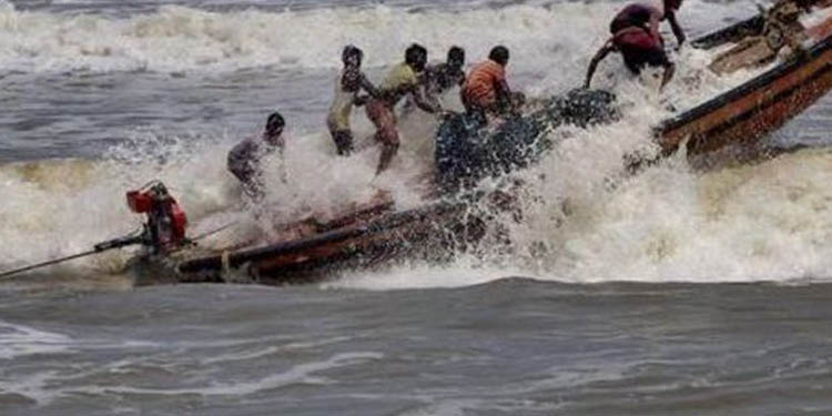 എളങ്കുന്നപ്പുഴയില് മത്സ്യബന്ധന വള്ളം മറിഞ്ഞ് കാണാതായ മത്സ്യത്തൊഴിലാളികളില് ഒരാളുടെ മൃതദേഹം കണ്ടെത്തി എളങ്കുന്നപ്പുഴയില് മത്സ്യബന്ധന വള്ളം മറിഞ്ഞ് കാണാതായ മത്സ്യത്തൊഴിലാളികളില് ഒരാളുടെ മൃതദേഹം കണ്ടെത്തി
