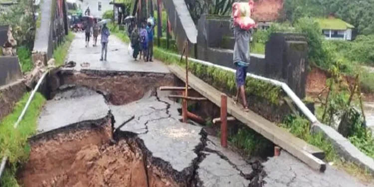 മൂന്നാര് രാജമലയില് മണ്ണിടിച്ചല് : മരിച്ചവരില് നാലുപേരുടെ മൃതദേഹങ്ങള് കിട്ടി മൂന്നാര് രാജമലയില് മണ്ണിടിച്ചല് : മരിച്ചവരില് നാലുപേരുടെ മൃതദേഹങ്ങള് കിട്ടി