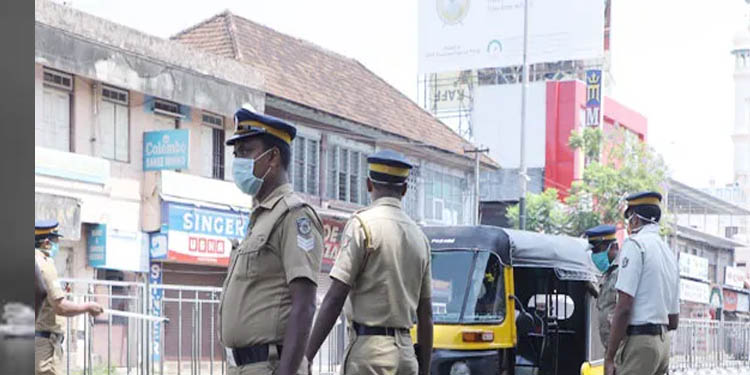 കണ്ടെയിന്മെന്റ് സോണുകള് തീരുമാനിക്കാന് പോലീസിനെ ചുമതലപ്പെടുത്തിയ തീരുമാനം സംസ്ഥാന സര്ക്കാര് തിരുത്തി കണ്ടെയിന്മെന്റ് സോണുകള് തീരുമാനിക്കാന് പോലീസിനെ ചുമതലപ്പെടുത്തിയ തീരുമാനം സംസ്ഥാന സര്ക്കാര് തിരുത്തി