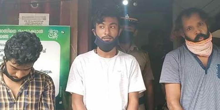 വയനാട്ടില് വന് കഞ്ചാവുവേട്ട : 93 കിലോ കഞ്ചാവുമായി അഞ്ചുപേര് അറസ്റ്റില് വയനാട്ടില് വന് കഞ്ചാവുവേട്ട : 93 കിലോ കഞ്ചാവുമായി അഞ്ചുപേര് അറസ്റ്റില്