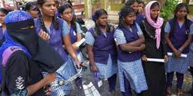 ഹയര് സെക്കന്ഡറി സ്കൂള് പ്രവേശനത്തിന് ഹെല്പ്പ് ഡസ്കുകള് ആരംഭിച്ചു ഹയര് സെക്കന്ഡറി സ്കൂള് പ്രവേശനത്തിന് ഹെല്പ്പ് ഡസ്കുകള് ആരംഭിച്ചു