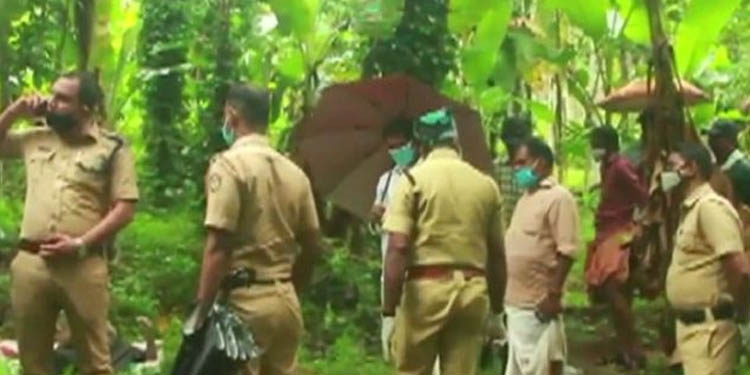 ആളൊഴിഞ്ഞ പുരയിടത്തില് മധ്യവയസ്കനെ മരിച്ച നിലയില് കണ്ടെത്തി ആളൊഴിഞ്ഞ പുരയിടത്തില് മധ്യവയസ്കനെ മരിച്ച നിലയില് കണ്ടെത്തി