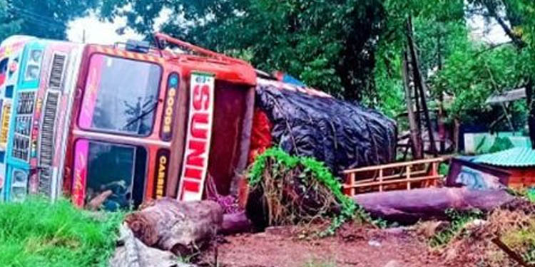 ആലപ്പുഴയില് ചരക്കു ലോറി മറിഞ്ഞ് അപകടം : ആശുപത്രിയിലെത്തിച്ച ലോറി ഉടമയ്ക്ക് കോവിഡ് പോസിറ്റീവ് ആലപ്പുഴയില് ചരക്കു ലോറി മറിഞ്ഞ് അപകടം : ആശുപത്രിയിലെത്തിച്ച ലോറി ഉടമയ്ക്ക് കോവിഡ് പോസിറ്റീവ്