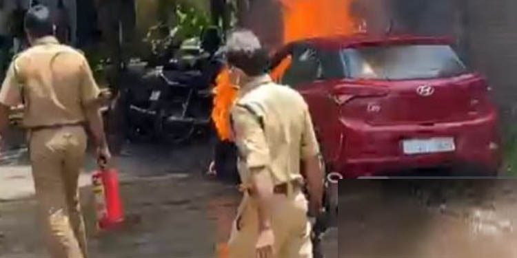 റോഡരുകില് നിര്ത്തിയിട്ടിരുന്ന കാര് കത്തി നശിച്ചു റോഡരുകില് നിര്ത്തിയിട്ടിരുന്ന കാര് കത്തി നശിച്ചു