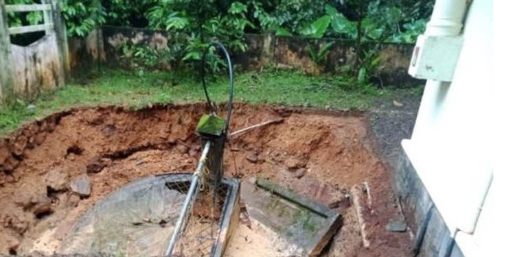 കോട്ടയത്ത് കനത്ത മഴ പൂഞ്ഞാറില് കിണര് ഇടിഞ്ഞു താണു കോട്ടയത്ത് കനത്ത മഴ പൂഞ്ഞാറില് കിണര് ഇടിഞ്ഞു താണു