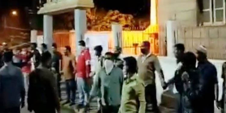 ബെംഗളൂരു സംഘര്ഷ സ്ഥലത്ത് ഹിന്ദു ദേവാലയത്തിന് കാവല് മുസ്ലീം യുവാക്കള് ബെംഗളൂരു സംഘര്ഷ സ്ഥലത്ത് ഹിന്ദു ദേവാലയത്തിന് കാവല് മുസ്ലീം യുവാക്കള്