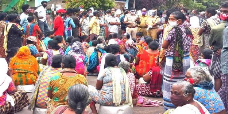 പുറത്തുപോയി മത്സ്യവിപണനം നടത്തുന്നതിന് അനുമതി ആവശ്യപ്പെട്ട് മത്സ്യത്തൊഴിലാളി സ്ത്രീകള് റോഡ് ഉപരോധിച്ചു പുറത്തുപോയി മത്സ്യവിപണനം നടത്തുന്നതിന് അനുമതി ആവശ്യപ്പെട്ട് മത്സ്യത്തൊഴിലാളി സ്ത്രീകള് റോഡ് ഉപരോധിച്ചു