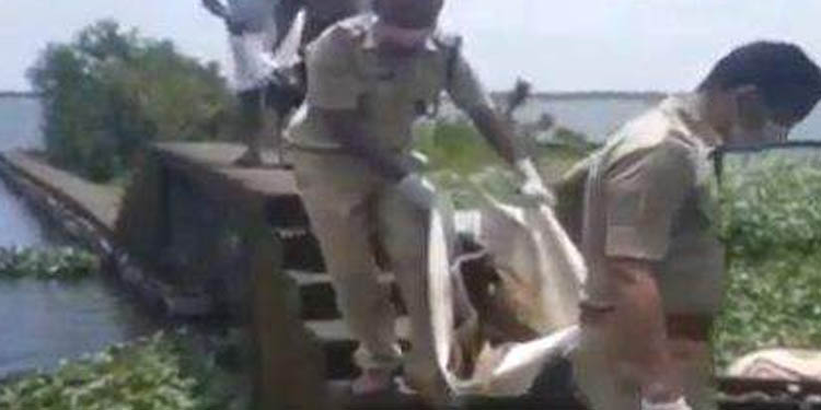 അഞ്ച് ദിവസം മാത്രം പ്രായമുള്ള പെണ്കുഞ്ഞിന്റെ മൃതദേഹം കായലില് അഞ്ച് ദിവസം മാത്രം പ്രായമുള്ള പെണ്കുഞ്ഞിന്റെ മൃതദേഹം കായലില്