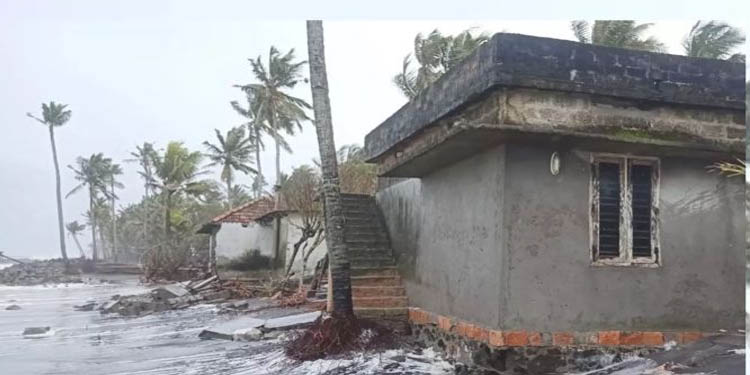 ആറാട്ടുപുഴ, തൃക്കുന്നപ്പുഴ പഞ്ചായത്തുകളില് കടലാക്രമണം രൂക്ഷo ആറാട്ടുപുഴ, തൃക്കുന്നപ്പുഴ പഞ്ചായത്തുകളില് കടലാക്രമണം രൂക്ഷo