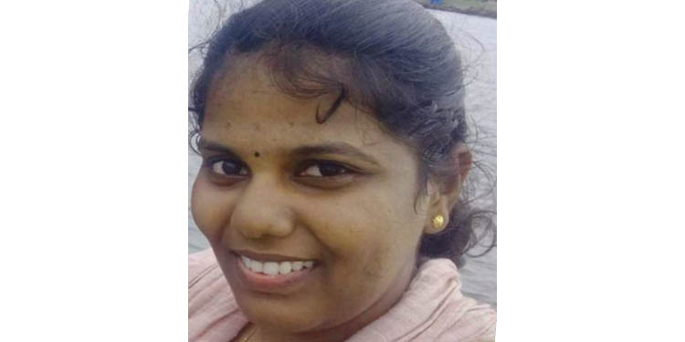 സ്കൂട്ടറും ലോറിയും കൂട്ടിയിടിച്ച് നേഴ്സ് മരിച്ചു സ്കൂട്ടറും ലോറിയും കൂട്ടിയിടിച്ച് നേഴ്സ് മരിച്ചു