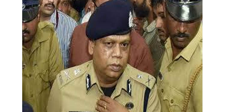 ക്ലറിക്കല് പിഴവ് : ക്രൈംബ്രാഞ്ചിന് കേസുകള് കൈമാറാനും രജിസ്റ്റര് ചെയ്യാനും ഡി.ജി.പിയുടെ അനുമതി വേണമെന്ന വിവാദ ഉത്തരവ് തിരുത്തി ക്ലറിക്കല് പിഴവ് : ക്രൈംബ്രാഞ്ചിന് കേസുകള് കൈമാറാനും രജിസ്റ്റര് ചെയ്യാനും ഡി.ജി.പിയുടെ അനുമതി വേണമെന്ന വിവാദ ഉത്തരവ് തിരുത്തി