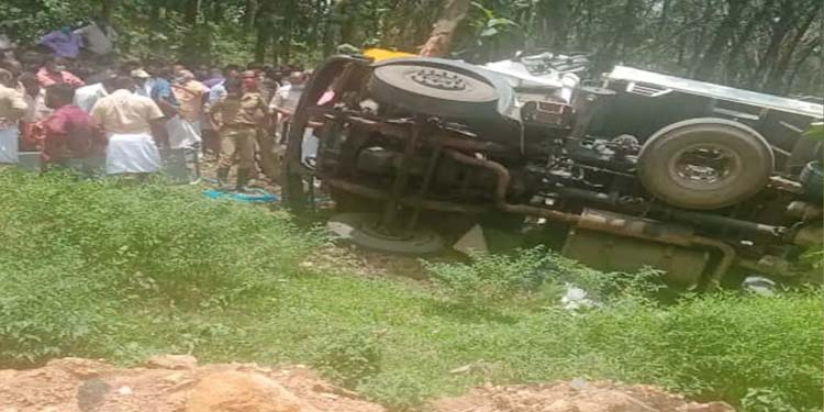 റാന്നിയിൽ ടിപ്പർ മറിഞ്ഞ് ക്ലീനര് മരിച്ചു ; അമ്പലപ്പുഴ സ്വദേശി മഹേഷ് (33) ആണ് മരിച്ചത് റാന്നിയിൽ ടിപ്പർ മറിഞ്ഞ് ക്ലീനര് മരിച്ചു ; അമ്പലപ്പുഴ സ്വദേശി മഹേഷ് (33) ആണ് മരിച്ചത്