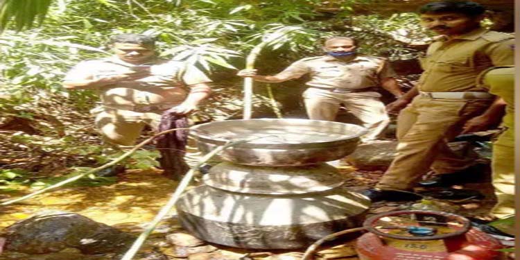 ചിറ്റാർ പോലീസിന്റെ വ്യാജവാറ്റ് റെയ്ഡ് പ്രഹസനമെന്ന് ആക്ഷേപം ചിറ്റാർ പോലീസിന്റെ വ്യാജവാറ്റ് റെയ്ഡ് പ്രഹസനമെന്ന് ആക്ഷേപം