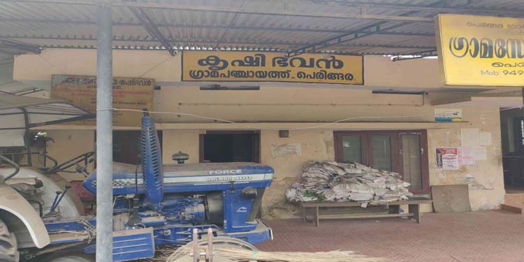 അഴിമതിയുടെ മറ്റൊരുമുഖം ; ലക്ഷങ്ങൾ ചെലവഴിച്ച് വാങ്ങിയ ട്രാക്ടർ കൃഷി ഭവൻ വളപ്പിൽ കിടന്ന് നശിക്കുന്നു അഴിമതിയുടെ മറ്റൊരുമുഖം ; ലക്ഷങ്ങൾ ചെലവഴിച്ച് വാങ്ങിയ ട്രാക്ടർ കൃഷി ഭവൻ വളപ്പിൽ കിടന്ന് നശിക്കുന്നു