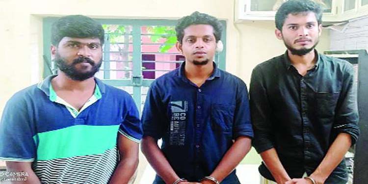 മദ്യം നൽകാമെന്ന് വാഗ്ദാനം ചെയ്ത് യുവാവിനെ മർദ്ദിച്ച് പണവും മോതിരവും കവര്ന്ന സംഭവം : മൂന്നുപേര് അറസ്റ്റില് മദ്യം നൽകാമെന്ന് വാഗ്ദാനം ചെയ്ത് യുവാവിനെ മർദ്ദിച്ച് പണവും മോതിരവും കവര്ന്ന സംഭവം : മൂന്നുപേര് അറസ്റ്റില്