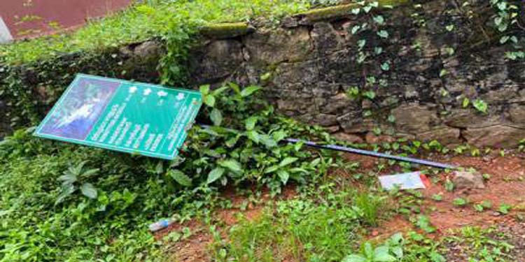 മല്ലപ്പള്ളിയിൽ ദിശാ ബോര്ഡ് സാമൂഹിക വിരുദ്ധര് നശിപ്പിച്ചു മല്ലപ്പള്ളിയിൽ ദിശാ ബോര്ഡ് സാമൂഹിക വിരുദ്ധര് നശിപ്പിച്ചു