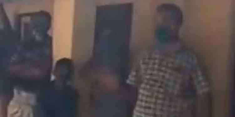 ദുരിതാശ്വാസ ക്യാമ്പിലെ തട്ടിപ്പ് : എല്ഡിഎഫ് അംഗം പരസ്യമായി മാപ്പ് പറഞ്ഞു ദുരിതാശ്വാസ ക്യാമ്പിലെ തട്ടിപ്പ് : എല്ഡിഎഫ് അംഗം പരസ്യമായി മാപ്പ് പറഞ്ഞു