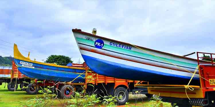 കടലിന്റെ മക്കള് രക്ഷകരായെത്തി ; ആറന്മുളയില് എത്തിച്ചത് അഞ്ച് വള്ളങ്ങള് കടലിന്റെ മക്കള് രക്ഷകരായെത്തി ; ആറന്മുളയില് എത്തിച്ചത് അഞ്ച് വള്ളങ്ങള്