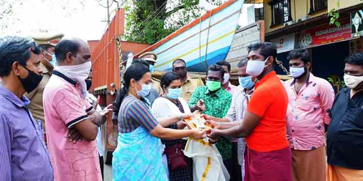 ആറന്മുളയുടെ സ്നേഹാദരങ്ങള് ഏറ്റുവാങ്ങി രക്ഷകര് നാട്ടിലേക്ക് മടങ്ങി ആറന്മുളയുടെ സ്നേഹാദരങ്ങള് ഏറ്റുവാങ്ങി രക്ഷകര് നാട്ടിലേക്ക് മടങ്ങി