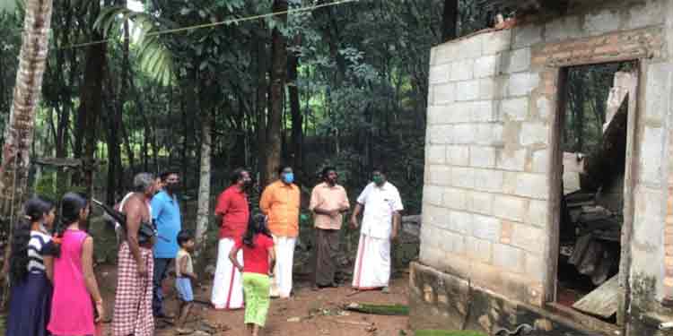 കാറ്റില് മരം വീണ് വീടുകളും വാഹനങ്ങളും തകര്ന്നു ; സാന്ത്വനവുമായി ചിറ്റയം ഗോപകുമാര് എം.എല്.എ കാറ്റില് മരം വീണ് വീടുകളും വാഹനങ്ങളും തകര്ന്നു ; സാന്ത്വനവുമായി ചിറ്റയം ഗോപകുമാര് എം.എല്.എ