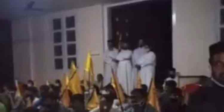 തിരുവാര്പ്പ് മര്ത്തശ്ശ്മൂനി പള്ളി ജില്ലാ ഭരണകൂടം ഏറ്റെടുത്തു ; മെത്രാപ്പോലീത്തയേയും വിശ്വാസികളേയും അറസ്റ്റ് ചെയ്ത് നീക്കി തിരുവാര്പ്പ് മര്ത്തശ്ശ്മൂനി പള്ളി ജില്ലാ ഭരണകൂടം ഏറ്റെടുത്തു ; മെത്രാപ്പോലീത്തയേയും വിശ്വാസികളേയും അറസ്റ്റ് ചെയ്ത് നീക്കി