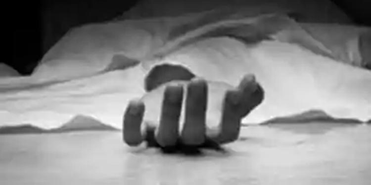 പാലക്കാട് മൂന്ന് പേർ ദുരൂഹ സാഹചര്യത്തിൽ മരിച്ച നിലയിൽ ; വ്യാജമദ്യം കഴിച്ചതെന്ന് സംശയം പാലക്കാട് മൂന്ന് പേർ ദുരൂഹ സാഹചര്യത്തിൽ മരിച്ച നിലയിൽ ; വ്യാജമദ്യം കഴിച്ചതെന്ന് സംശയം