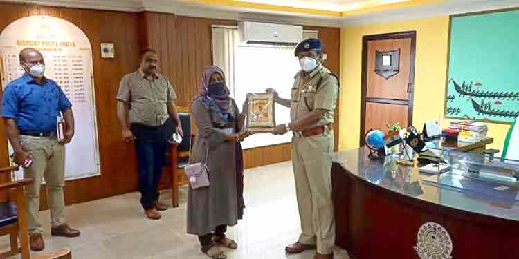 ബിഗ് സല്യൂട്ട് ഫോര് കമ്മിറ്റ്മെന്റ് ആദരവ് ജില്ലാ പോലീസ് മേധാവിക്ക് സമ്മാനിച്ചു ബിഗ് സല്യൂട്ട് ഫോര് കമ്മിറ്റ്മെന്റ് ആദരവ് ജില്ലാ പോലീസ് മേധാവിക്ക് സമ്മാനിച്ചു