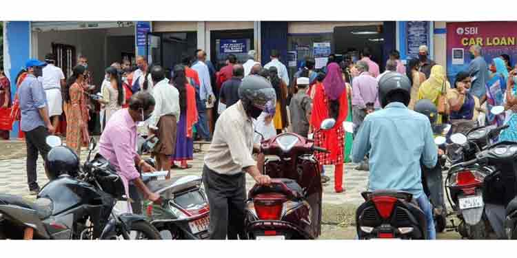 കോന്നിയില് വന് ജനക്കൂട്ടം ; കൊവിഡ് പോലും ഭയന്നോടുന്നു കോന്നിയില് വന് ജനക്കൂട്ടം ; കൊവിഡ് പോലും ഭയന്നോടുന്നു